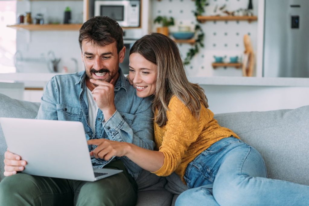 pareja feliz realizando compras en línea