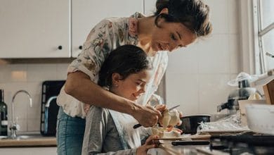 niños cocinando en casa