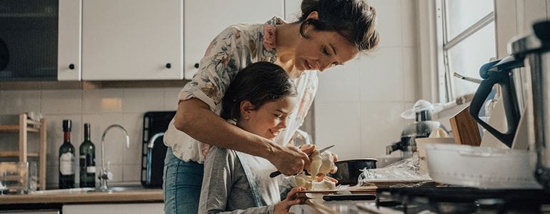 niños cocinando en casa