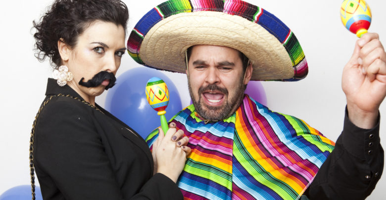Disfraz de Mexicano con Poncho y Bigote para Adulto - MiDisfraz
