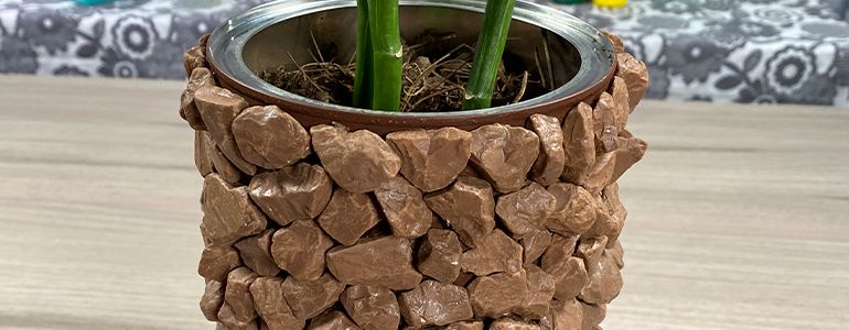 maceta con latas recicladas