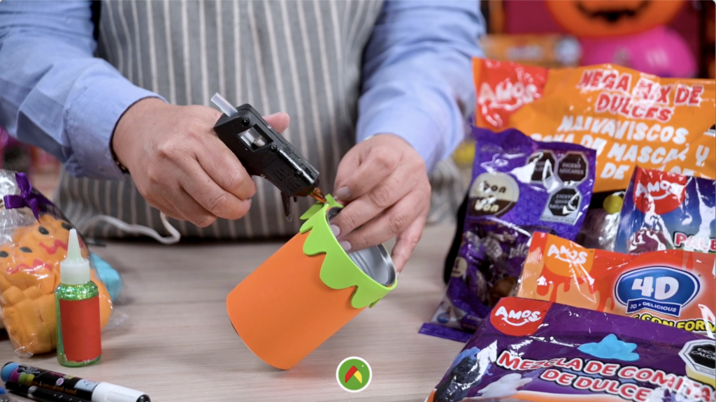 Convierte latas de aluminio en dulceros de Halloween