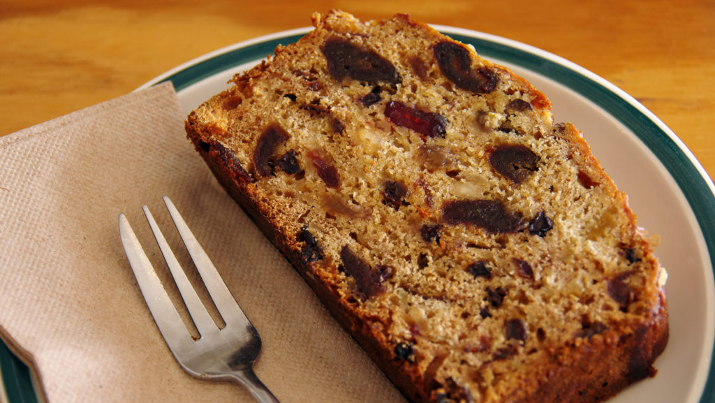 Cómo hacer un esponjoso pan de frutas