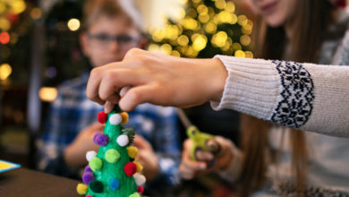 Cómo hacer un mini árbol de Navidad con pompones