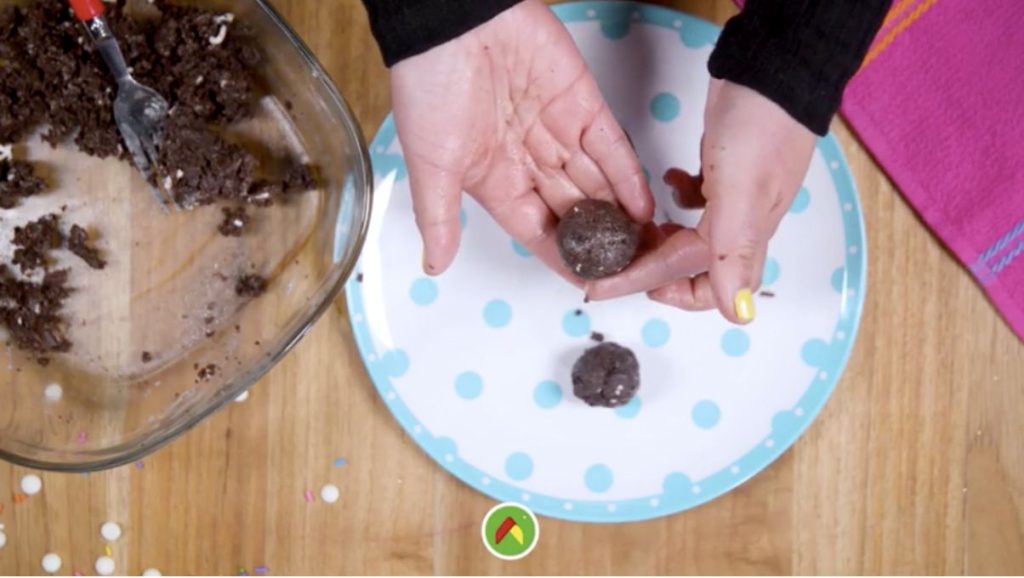 Prepara con tus niños estos cake-pops con chispas de colores