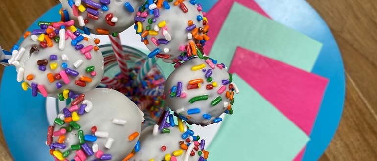 Prepara con tus niños estos cake-pops con chispas de colores