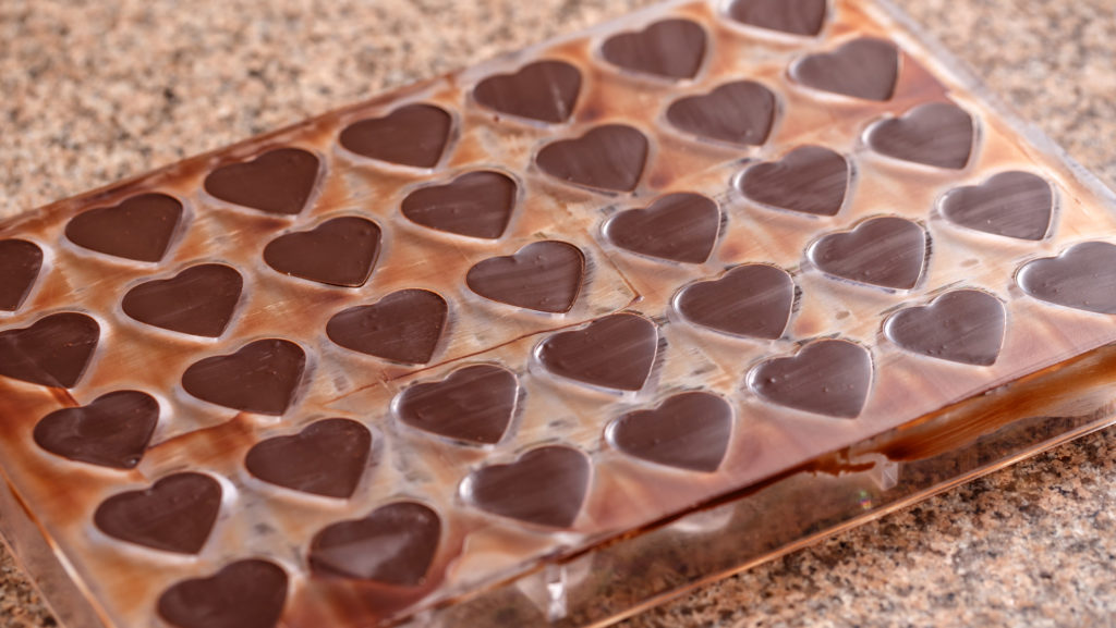 Aprende a hacer chocolates en forma de corazón