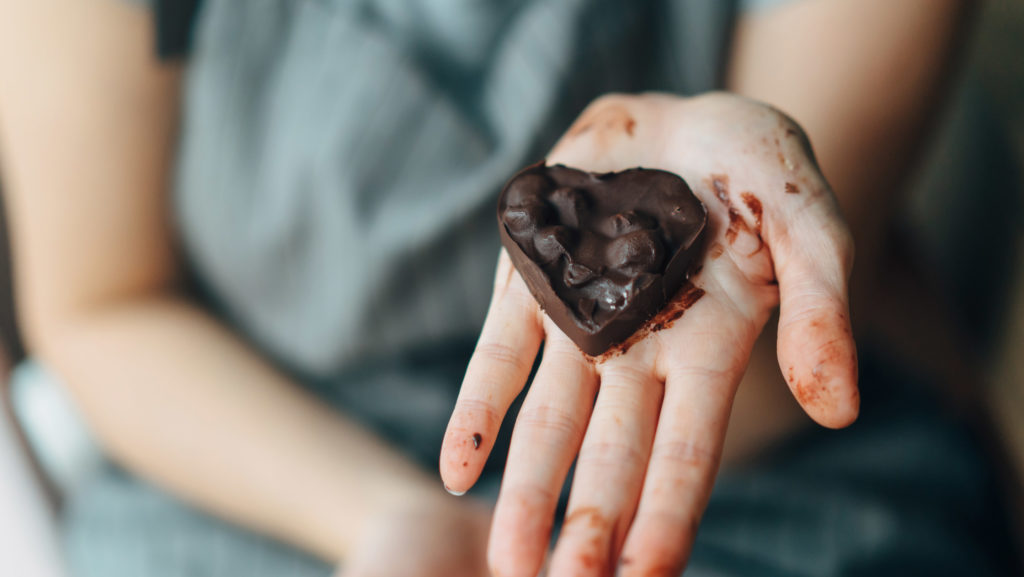 Aprende a hacer chocolates en forma de corazón