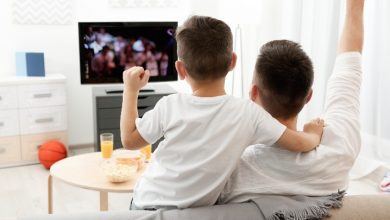 Padre e hijo viendo televisión