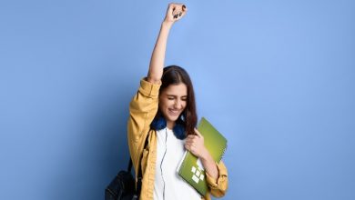 Joven con audífonos y cuaderno