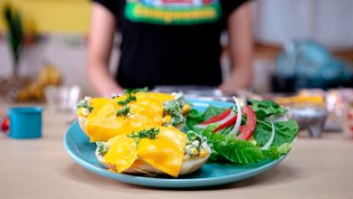 Receta de elotes con queso y ensalada