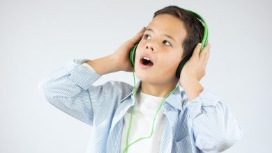 Niño con audifonos