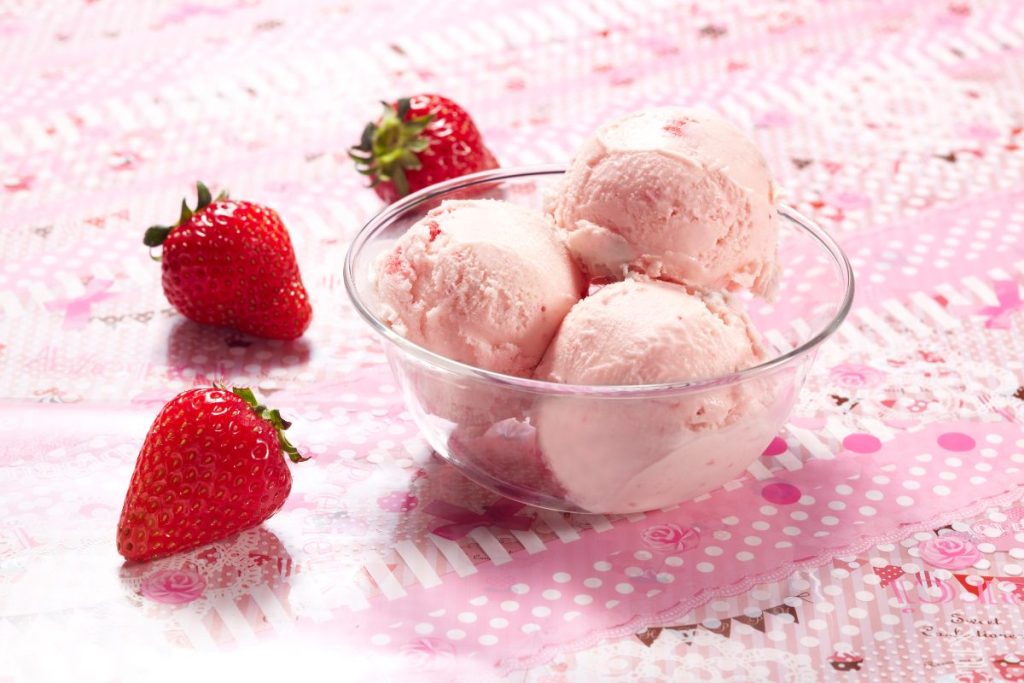 tres bolas de helado de fresa