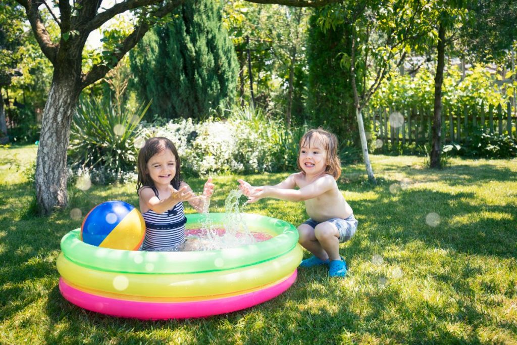 niños jugando en una alberca inflable