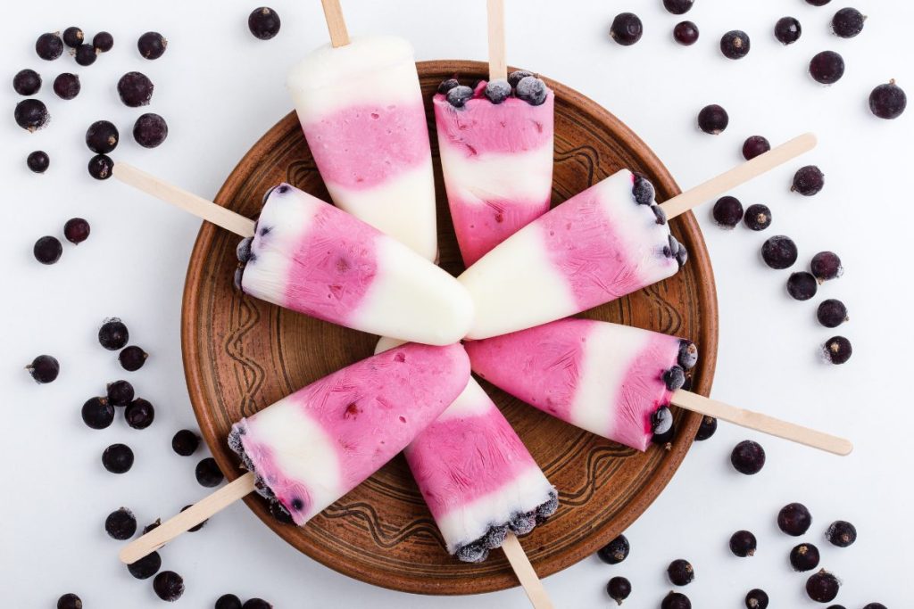 paleta de yogurt con moras azules