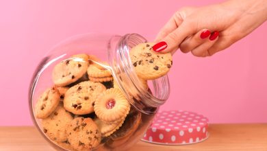 mano femenina tomando galletas de un jarrón