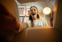 mujer sonriente abriendo una caja de regalo