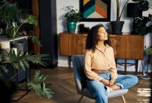 mujer descansando en su sala nueva