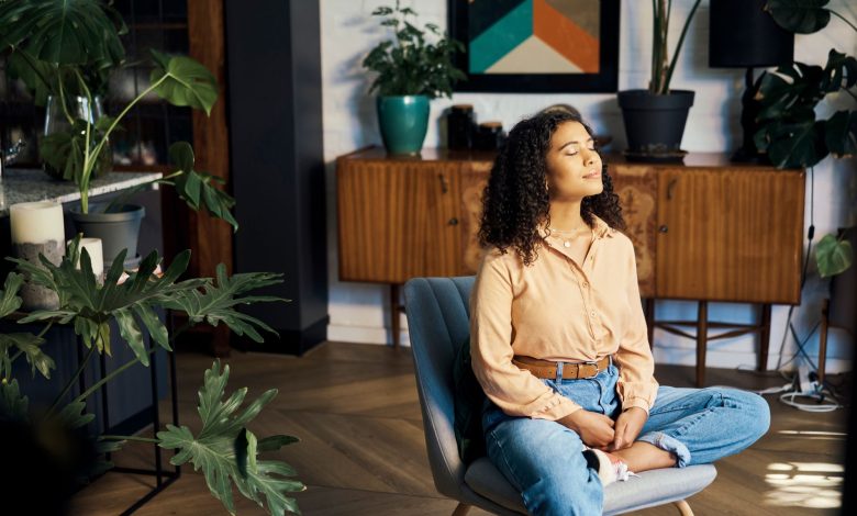 mujer descansando en su sala nueva