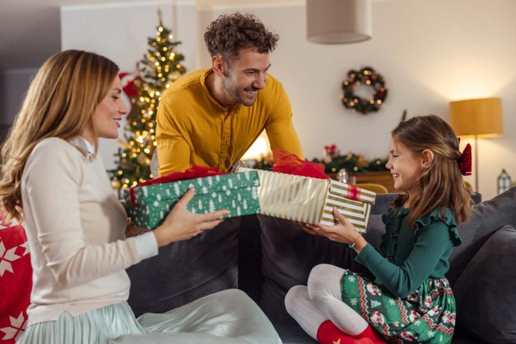 dar regalos de Navidad y Reyes Magos